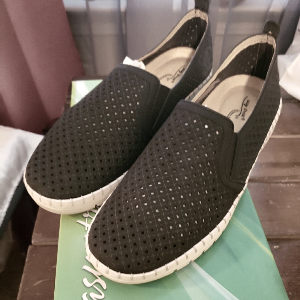 Easy Street Comfort Wave Black & White Slip-on Shoes Women's 8 like new